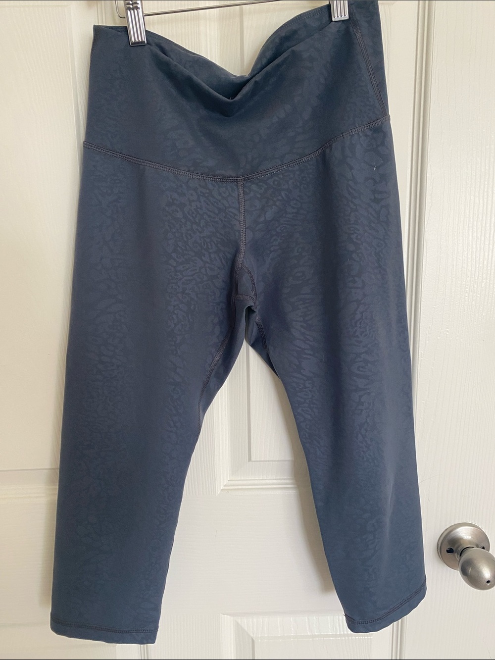 Old Navy Women's Charcoal Gray Capri Leggings